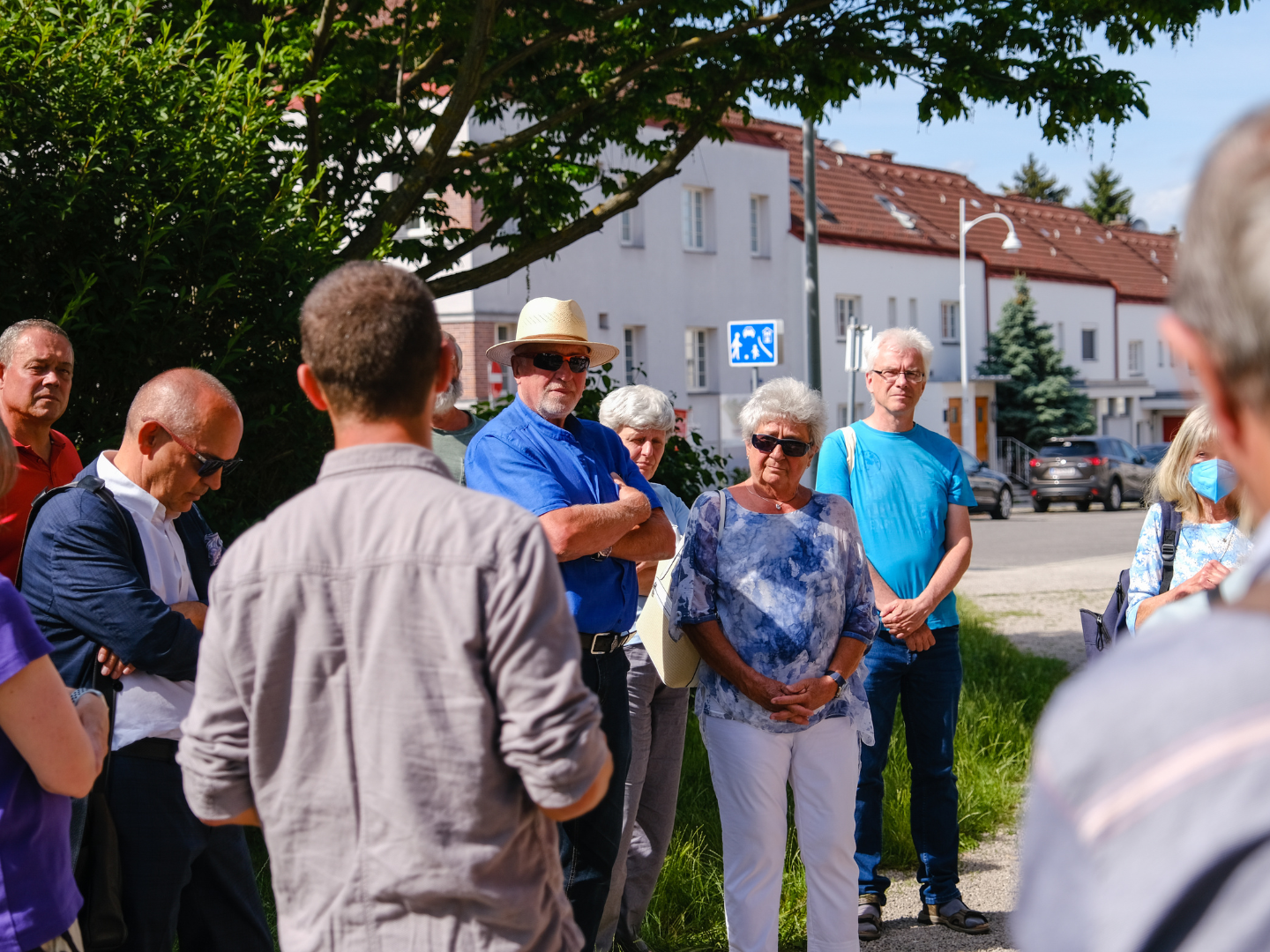 Interessierte Bürger*innen bei einem Spaziergang. Copyright GB*.